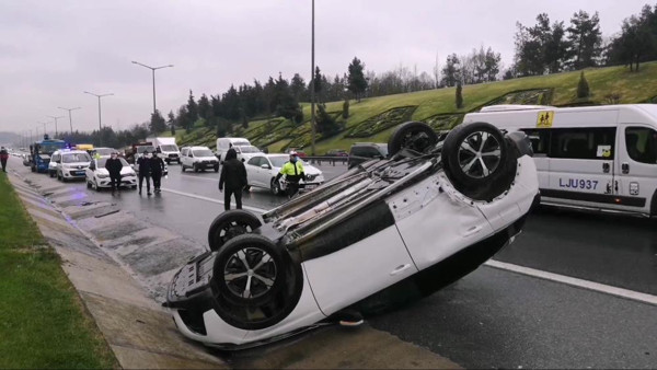 İstanbul'da TEM otoyolunda trafiği kilitleyen zincirleme kaza! 3 araç birbirine girdi - Resim: 0