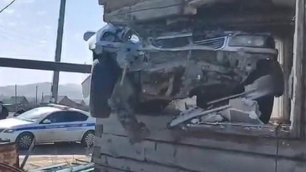 Rusya'da korkunç kaza! Otomobil çocuk odasının duvarında asılı kaldı - Resim: 0