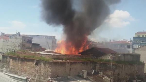 Fatih'te Kaçakçılık Şube Müdürlüğü'ne ait depoda yangın - Resim: 0