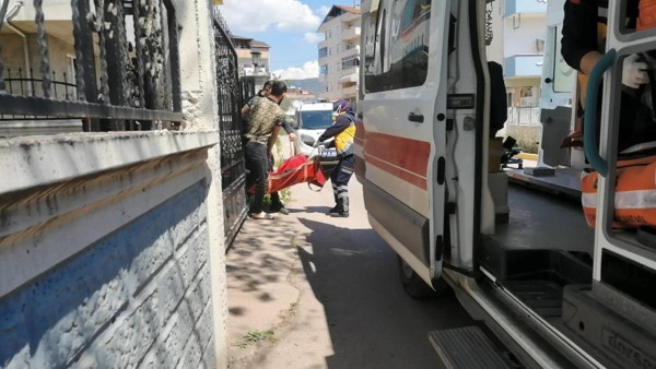 Kocaeli'de sinir krizi geçiren hamile kadın dehşet saçtı! Karnına bıçağı batırıp... - Resim: 0