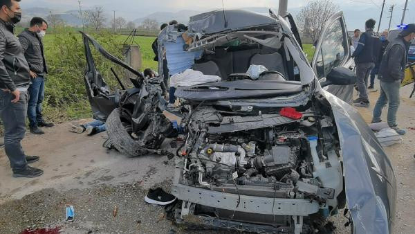 Bursa'da otomobil beton direğe çarptı hurdaya döndü: Ağır yaralılar var - Resim: 0