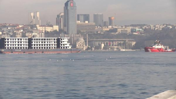 İstanbul Boğazı'ndan 'apartman' geçti! Geçişini 2 saate tamamladı - Resim: 0