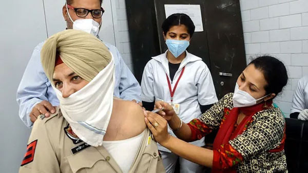 Hindistan’da salgın trajediye dönüştü aileler yakınlarını hastane önlerinde kaybediyor - Resim: 2