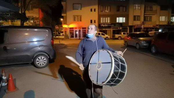Bursa'da ramazan davulcusundan alkışlanacak hareket! 5 yıldır yapıyor - Resim: 0
