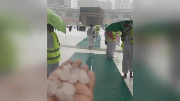 Görenler şaştı kaldı! Mekke'ye ceviz büyüklüğünde dolu yağdı - Resim: 0