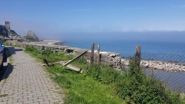 Sinop'ta yaşandı! Yaslandığı surun bir bölümü yıkıldı, 7 metreden yere çakıldı - Resim: 0