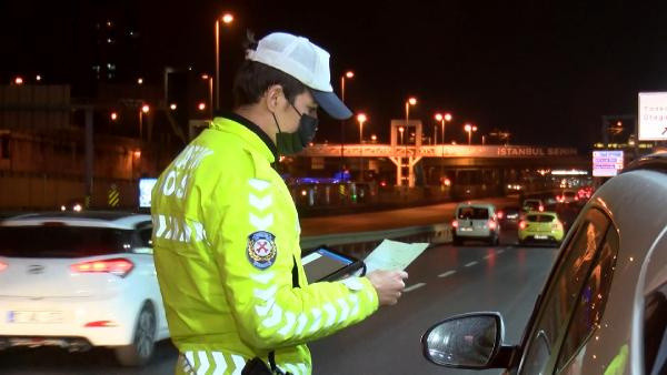İstanbul'da 17 günlük tam kapanmanın ilk gecesi! Belgelerinde eksiklik olanlara ceza yağdı - Resim: 0