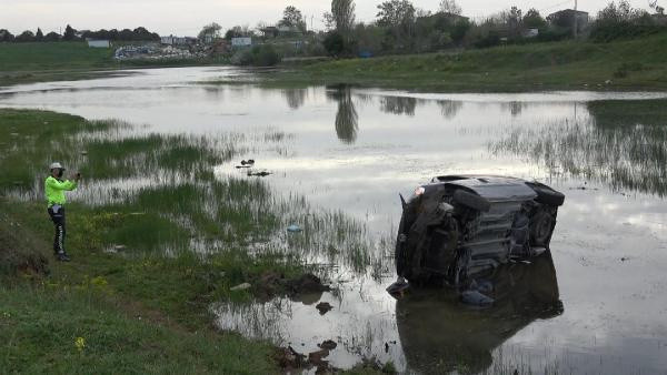 İstanbul'da akıl almaz kaza! Otomobil direksiyonu kırınca takla atıp gölete uçtu - Resim: 0
