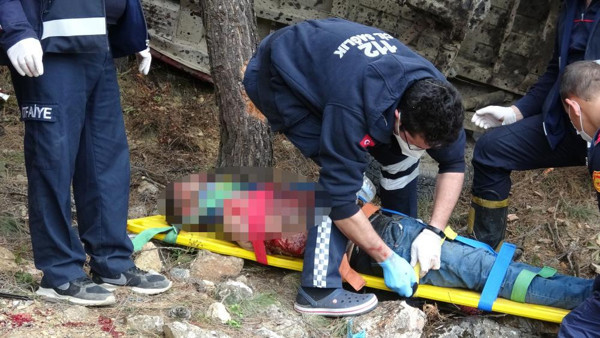 Tokat'ta minibüsü uçuruma sürdü metrelerce sürüklendi! Sebebi ise... - Resim: 0