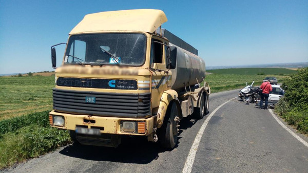 Tekirdağ'da tankerle çarpışan otomobil hurdaya döndü! Mucize kurtuluş - Resim: 1
