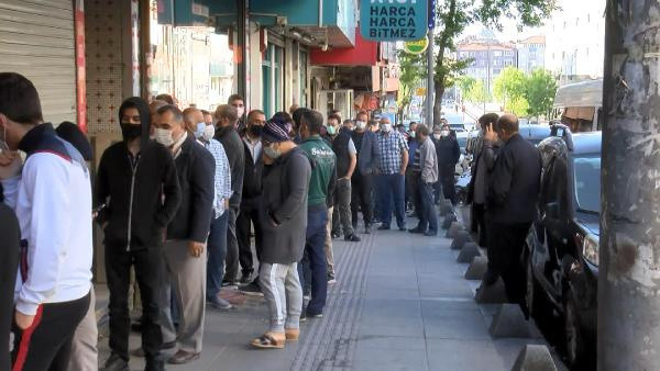 Baklavacı önünde metrelerce uzunlukta sabah kuyruğu - Resim: 0