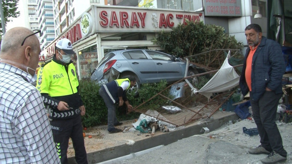 İstanbul'da araç kontrolü kaybetti! Ortalık savaş alanına döndü: 20-30 metre... - Resim: 0