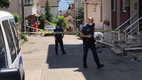 Kocaeli'de küfür ederek kapının camını kırdı! Göğsünden bıçakladı - Resim: 1