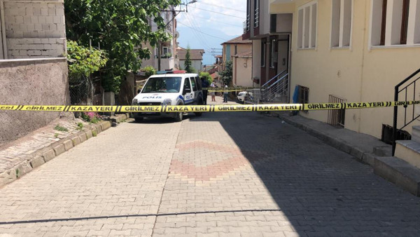 Kocaeli'de küfür ederek kapının camını kırdı! Göğsünden bıçakladı - Resim: 0