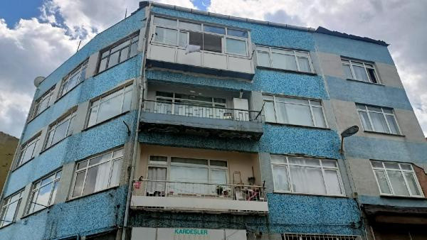 Fatih'te kolonlarında çatlaklar oluşan 4 katlı bina boşaltıldı - Resim: 1