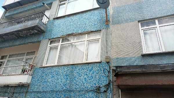 Fatih'te kolonlarında çatlaklar oluşan 4 katlı bina boşaltıldı - Resim: 2