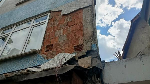 Fatih'te kolonlarında çatlaklar oluşan 4 katlı bina boşaltıldı - Resim: 0