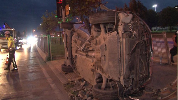 İstanbul'da feci kaza! Bariyerlere çarpıp takla attı: Büyük bir ses duyduk - Resim: 0