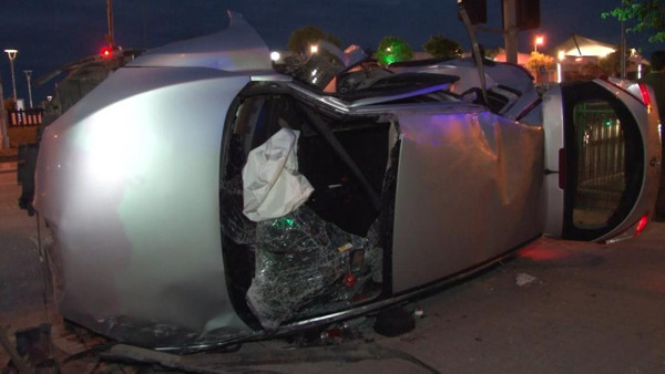 İstanbul'da feci kaza! Bariyerlere çarpıp takla attı: Büyük bir ses duyduk - Resim: 1