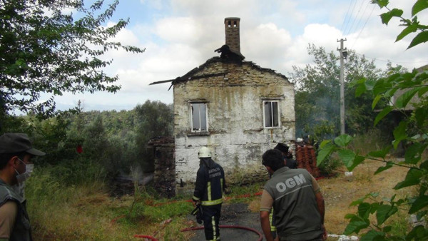 Antalya'da evini yakıp kullanılmaz hale getirdi! Giderken mahalleliye bakın ne dedi - Resim: 1