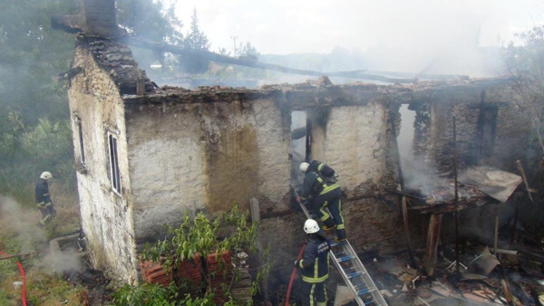 Antalya'da evini yakıp kullanılmaz hale getirdi! Giderken mahalleliye bakın ne dedi - Resim: 0