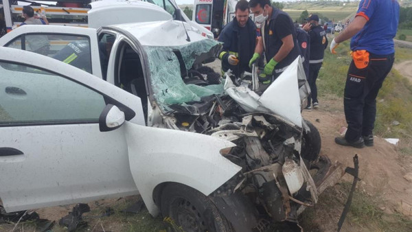 Van'da feci kaza! Minibüs ve otomobil kafa kafaya çarpıştı - Resim: 0