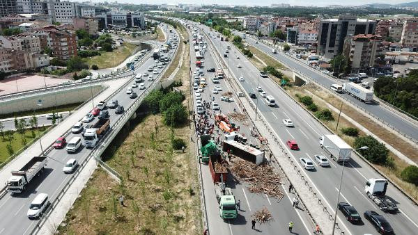 Sancaktepe Tem Otoyolu'nda demir yüklü TIR devrildi! Trafik durdu - Resim: 0