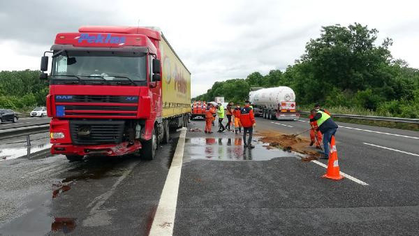 Düzce'de feci kaza! Hayatının şokunu yaşadı araçtan çıkamadı: 100 metre... - Resim: 0
