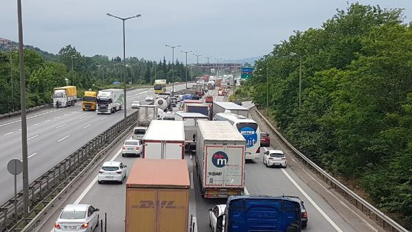 Sakarya'da feci kaza! Tonlarcası yola saçıldı: Uzun araç kuyrukları oluştu - Resim: 1