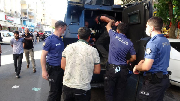 Diyarbakır'da ortalık savaş alanına döndü! Taş, sopa, şişeler havada uçuştu - Resim: 0