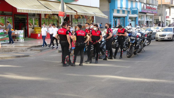 Diyarbakır'da ortalık savaş alanına döndü! Taş, sopa, şişeler havada uçuştu - Resim: 1