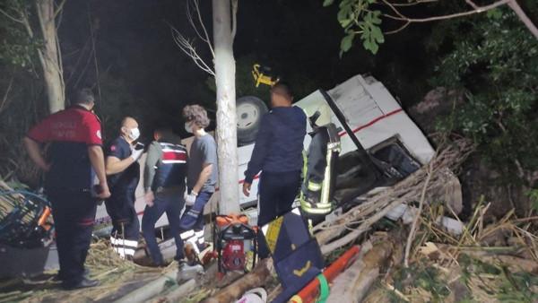 Denizli'de korkunç kaza! 2 araç uçuruma yuvarlandı: Ölüler ve yaralılar var - Resim: 0