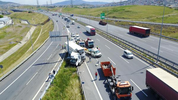 Feci kaza! Sancaktepe Kuzey Marmara Otoyolu'nda TIR bariyerlere çarptı - Resim: 0