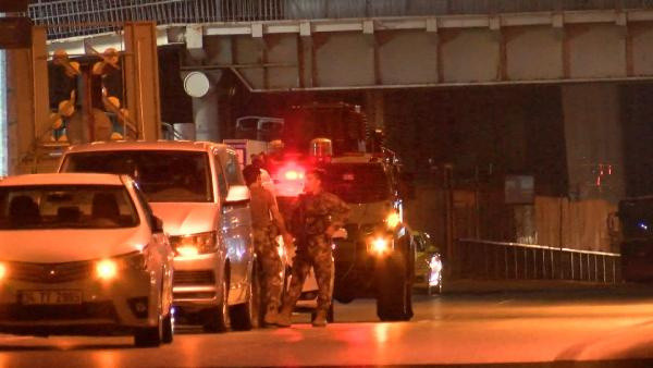 Sefaköy metrobüs durağında hareketli dakikalar! Çatalla kendine zarar verdi - Resim: 0