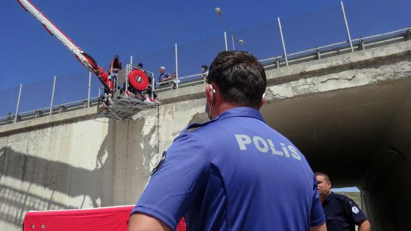 Erzurum'da köprüye çıkıp intihar girişiminde bulundu! Sebebi şaşırttı - Resim: 1