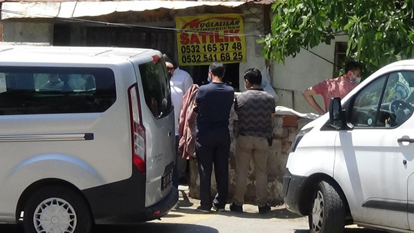 İzmir'de eve gelen yakınları hayatının şokunu yaşadı - Resim: 0