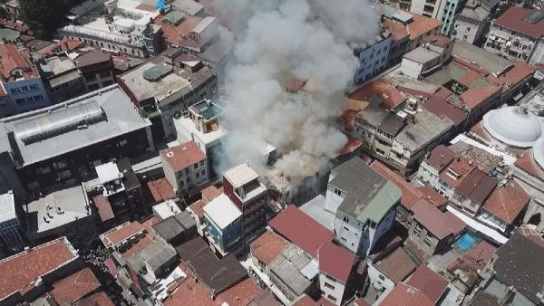 Eminönü'nde havai fişek satılan oyuncak deposunda yangın çıktı - Resim: 1