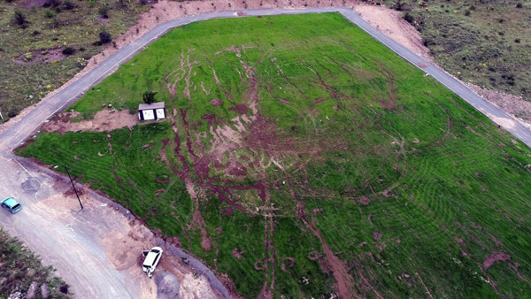 Kayseri'de drift yaparak yeşil alanı bu hale getirdi! Pahalıya patladı - Resim: 0