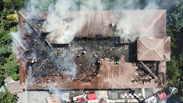 İstanbul'da okulun çatısı alev alev yandı! Dumanlar gökyüzünü sardı - Resim: 1