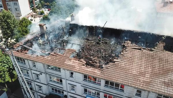 İstanbul'da okulun çatısı alev alev yandı! Dumanlar gökyüzünü sardı - Resim: 0