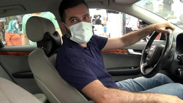 İstanbul'da pazarda görenler şaşkına döndü: 3 tişört alana otomobil bedava - Resim: 1