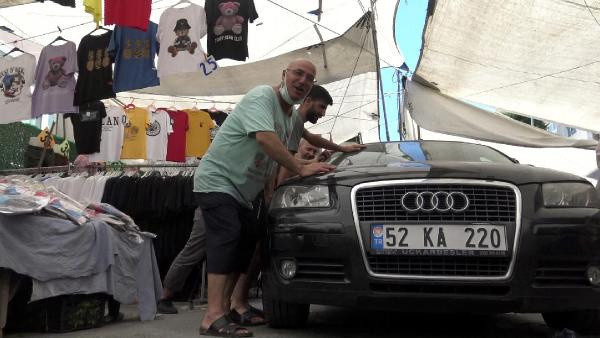 İstanbul'da pazarda görenler şaşkına döndü: 3 tişört alana otomobil bedava - Resim: 0