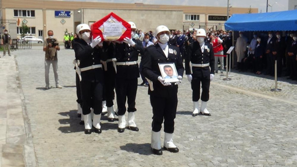 Kütahya'da şehidin cenazesinde gözyaşları sel oldu! Müdahalelere rağmen kurtarılamadı - Resim: 1