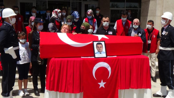 Kütahya'da şehidin cenazesinde gözyaşları sel oldu! Müdahalelere rağmen kurtarılamadı - Resim: 0