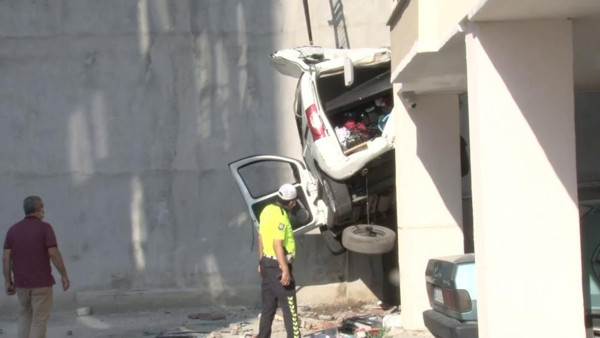 İstanbul'da akılalmaz kaza! Bir anlık dikkatsizliğin sonu kötü bitti - Resim: 0