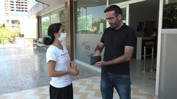 Elazığ'da insanlık ölmemiş dedirtti! Yolda yürürken kaldırımda fark etti - Resim: 1