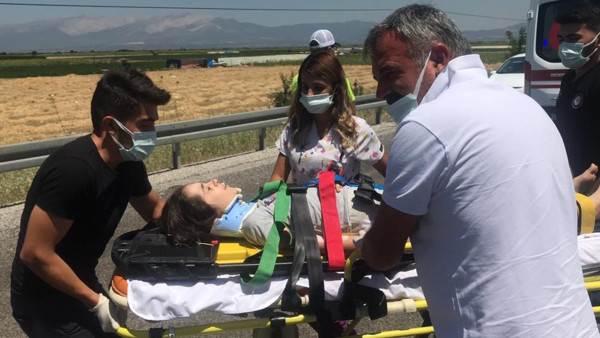 Denizli'de feci kaza! Araç yan yatıp metrelerce sürüklendi: Yaralılar var - Resim: 0