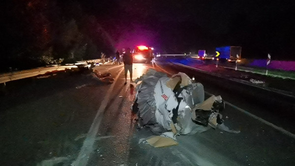 Bursa'da TIR dehşet saçtı! 3 tonluk makara aracın üzerine düştü - Resim: 0