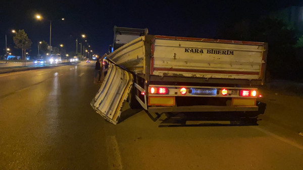 Bursa'da TIR dehşet saçtı! 3 tonluk makara aracın üzerine düştü - Resim: 1