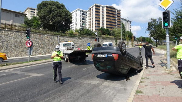 İstanbul'da korkunç kaza! Bir anda refüjden fırladı: Uçarak takla atıp ters döndü - Resim: 0